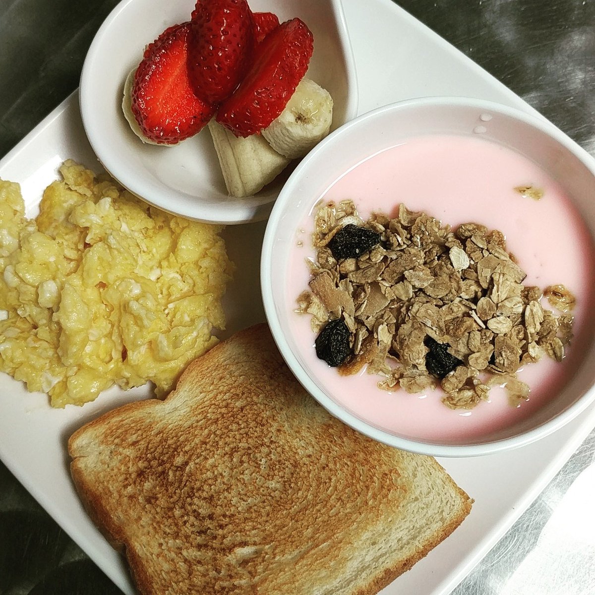 adrienneraks's tweet photo. Perfección.

#thehappybuddhaboutiquehostel #balancedbreakfast #medellincolombia https://t.co/ruxDqRHmLL