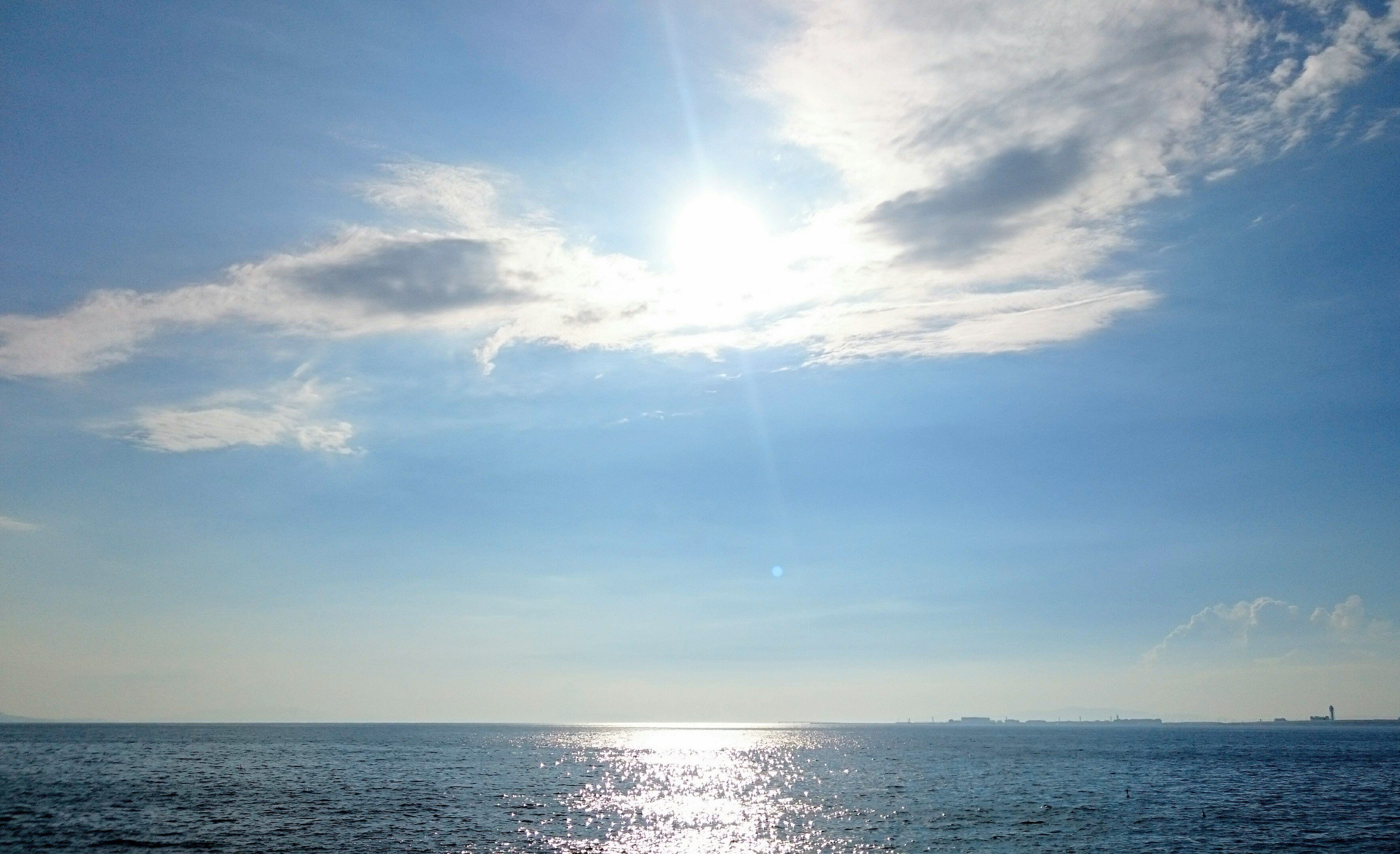 O Xrhsths Soleil Sto Twitter 雲の合間 太陽のひかり 照らされた水面 キラキラしてた 瞬間とか 永遠とか 思う 美しいと 思った 大阪 夏の午後の海 8月の青空 海が見える風景 夏空 りんくう 大阪湾 T Co Rnnkx4q8ma Twitter