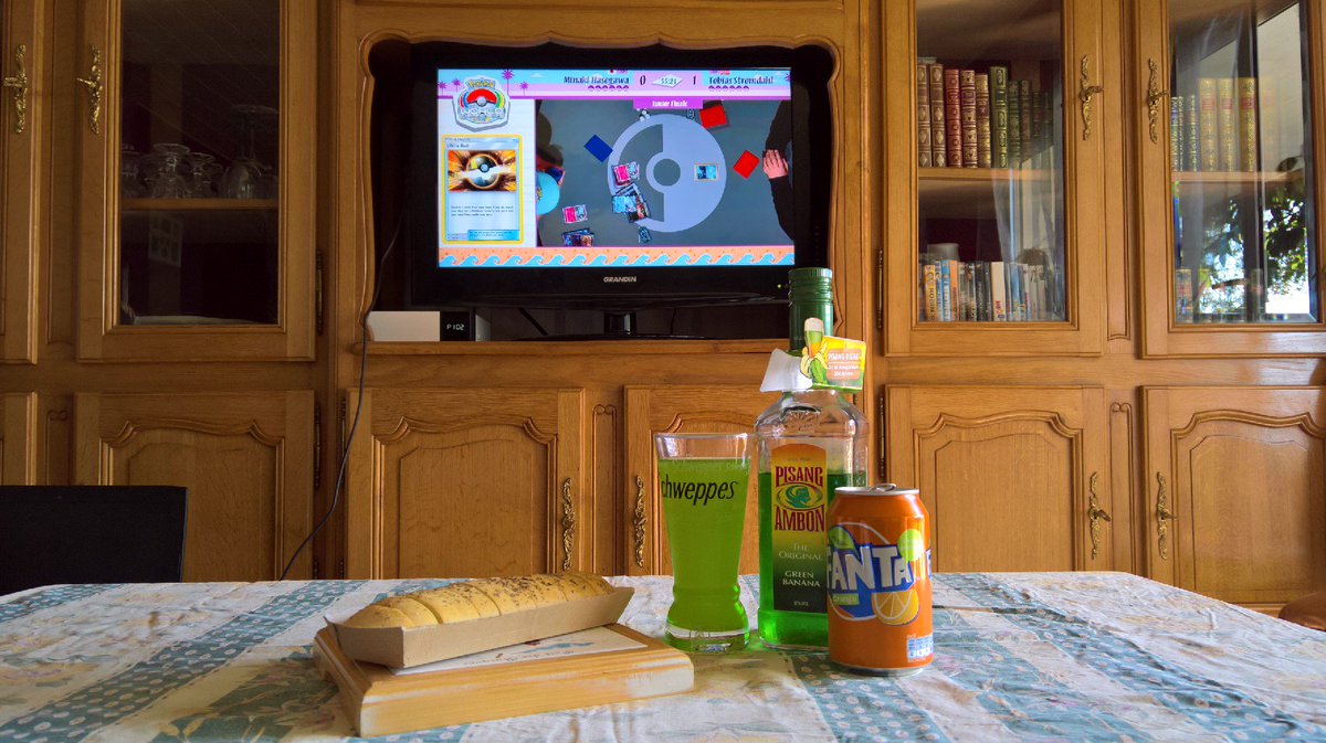 L0cario's tweet photo. On commence la longue soirée avec un petit apéro devant le tgc 2017 😀 #WCSFR @MaitreArmand @HaricotTV https://t.co/IvZjCOgAl6