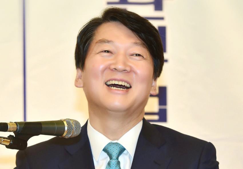 찰스님 머리를 흑발로 변화를 주시면
더 생기있고 안정적인 이미지로 보일거같단 
많은 의견들이 있습니다! 
찰스님의 생각은 어떠신지,
참고 해주셨으면..😊
 
<a href="/cheolsoo0919/">안철수</a>