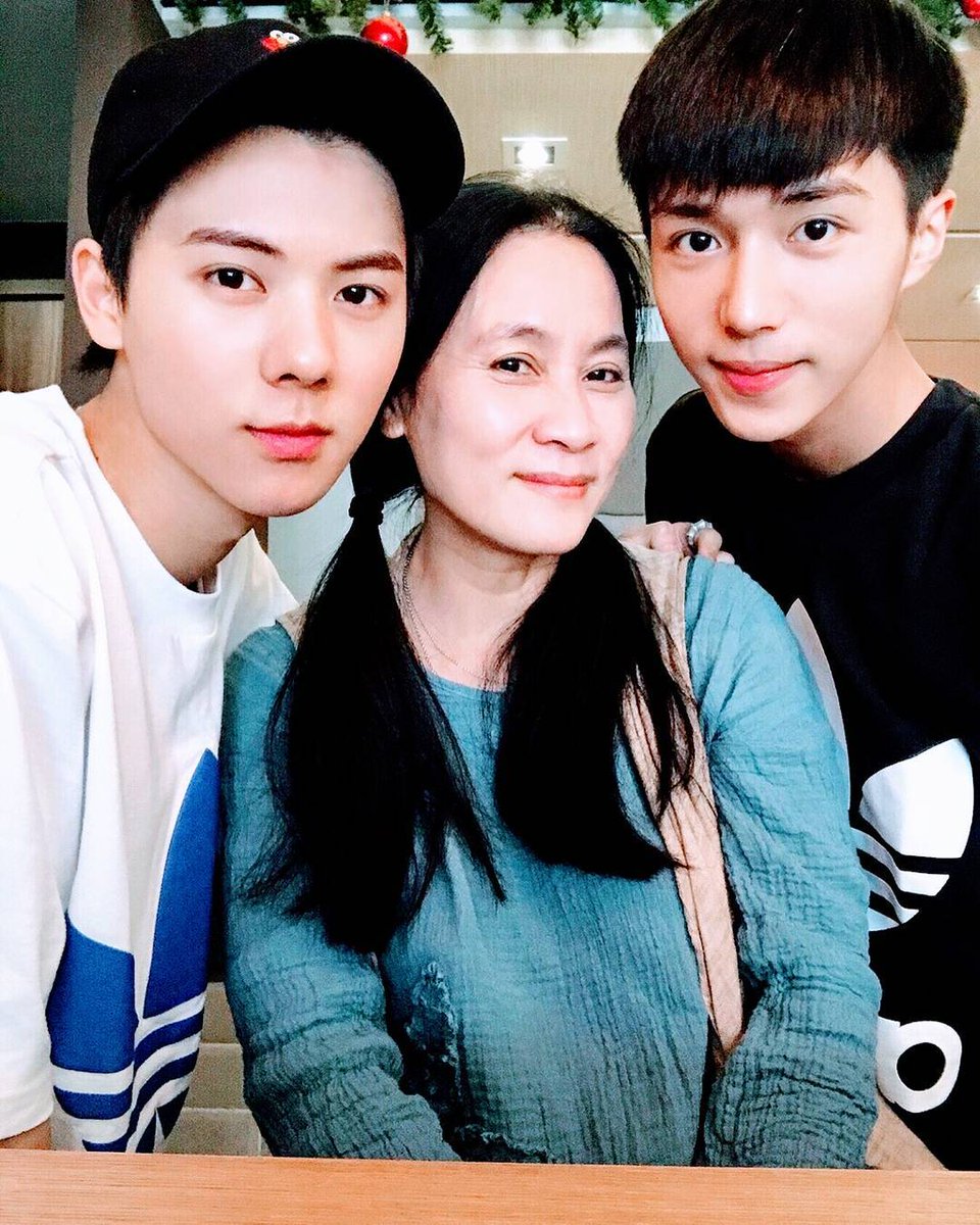 jachbss's tweet photo. I love her so much💕
我非常爱她☺💕
#family #beautiful #mother #brother #love #hello #newyork  #America https://t.co/dn3N2zGHwC