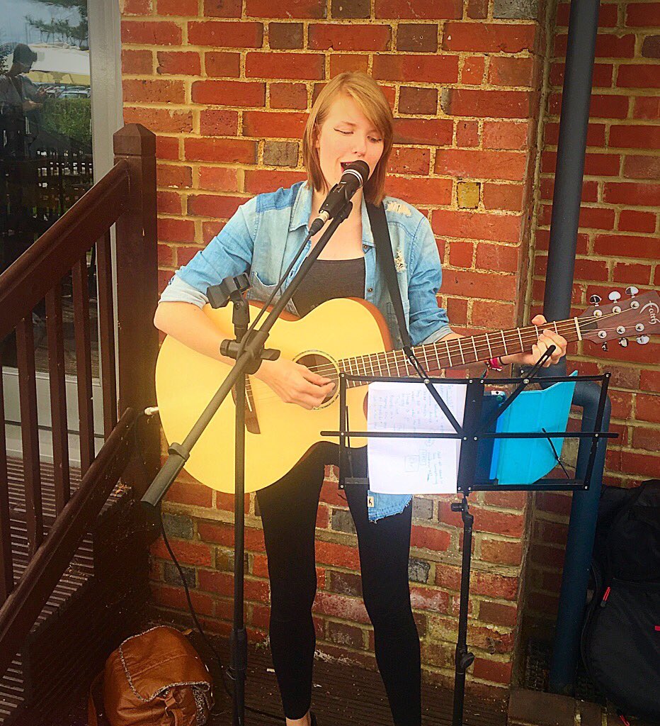 Lovely Sunday lunch on our terrace with @CarleyVarley #livemusic #sundaylunch #pub #acoustic