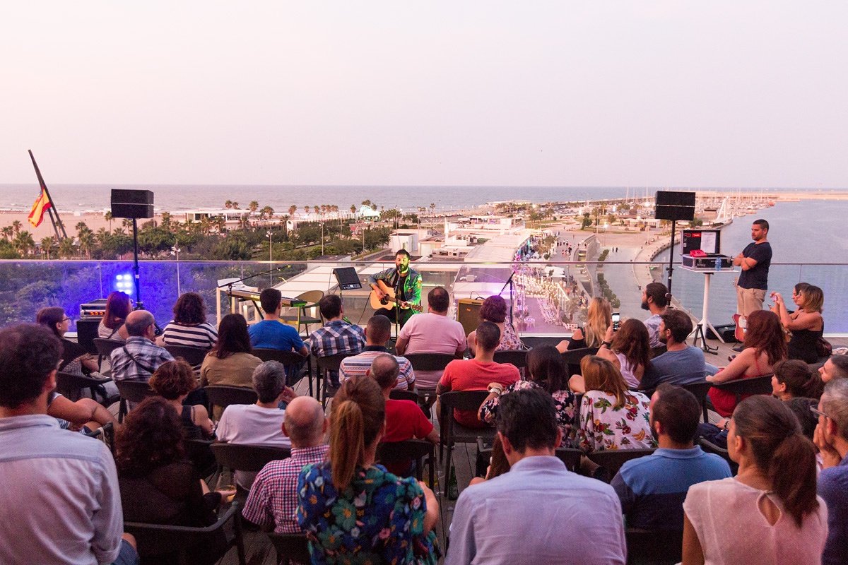 Anoche en #Valencia se creó algo realmente mágico.Tenemos mucha suerte de poder atesorar tantos momentos irrepetibles 📷 <a href="/ivannavarrofoto/">Ivan Navarro</a>