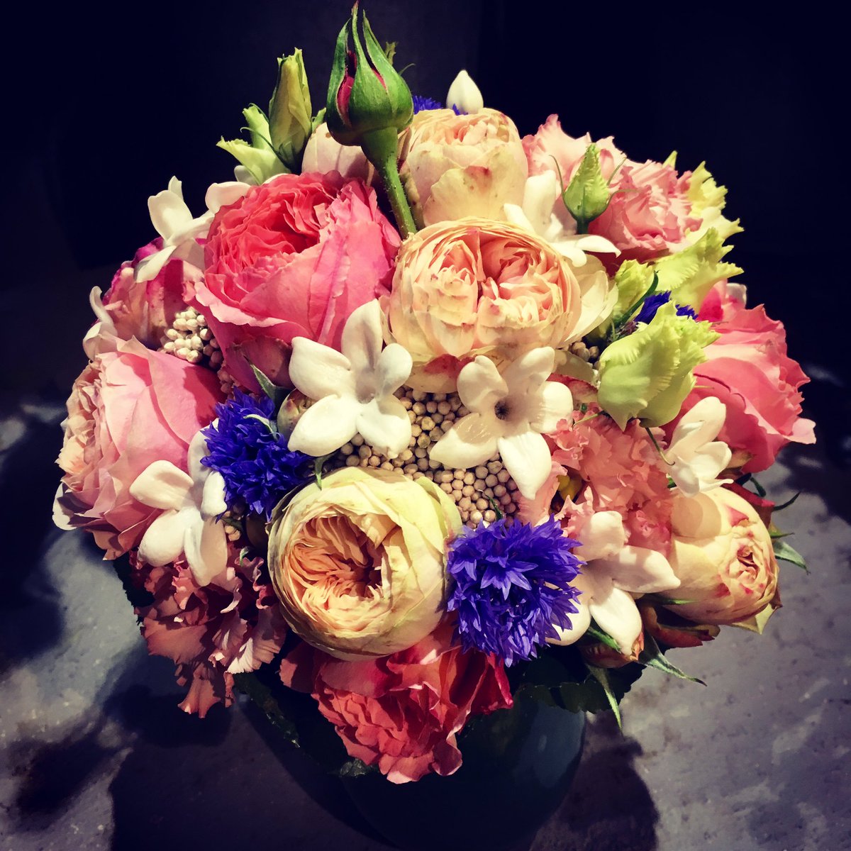 DomusFlorum's tweet photo. Fijne zondag ! #bruidsruiker #mixedroses #stephanotis https://t.co/cWs1Jpk0rd