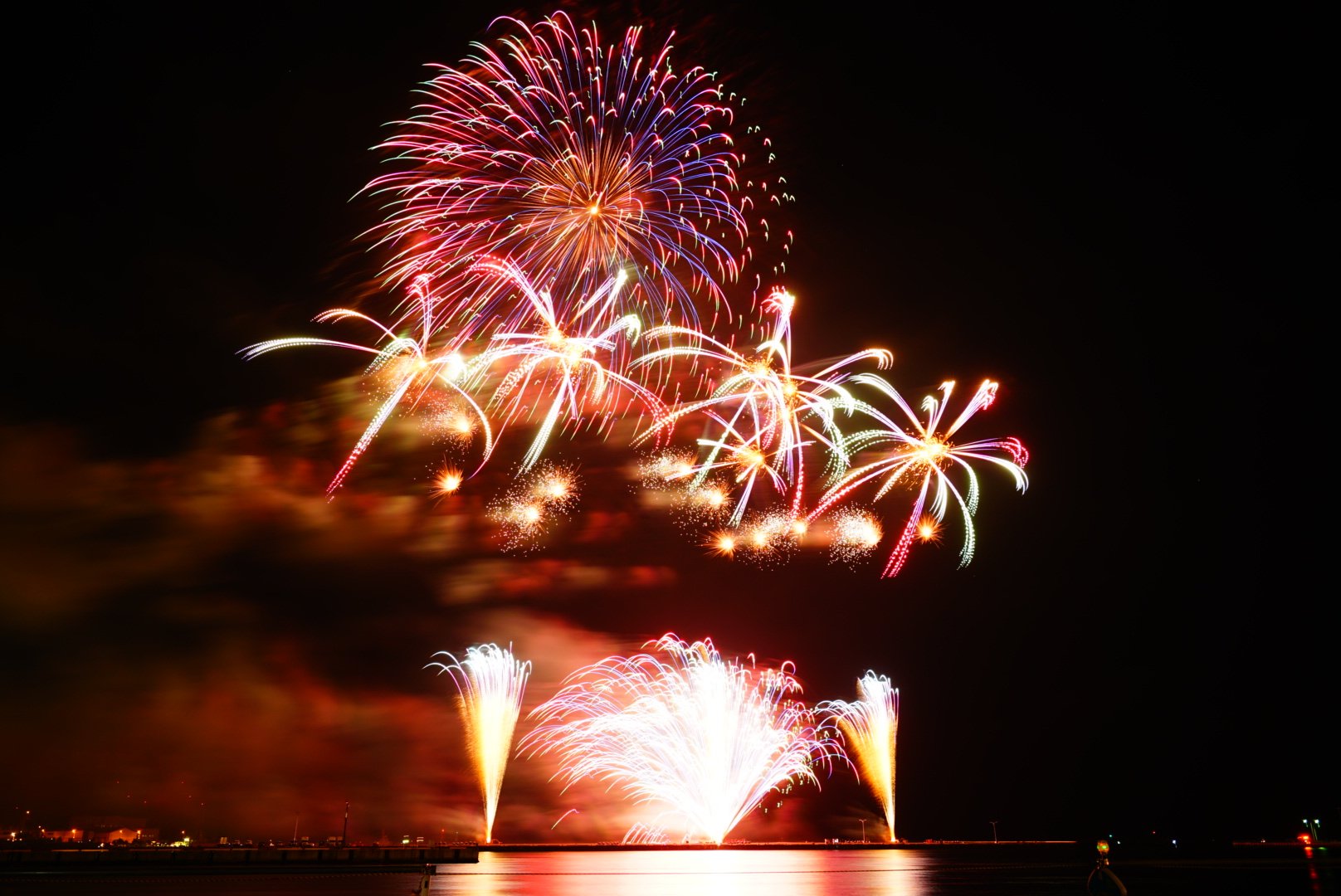 Visitはちのへ 八戸港に咲く大輪の華 八戸の夏の終わりを彩る八戸花火大会 天気が心配される中 花火大会 を待ち構えるかのように雲が晴れていきました 八戸の晴天力がヤマセに勝ちましたね T Co 0jlpizbn2c Twitter