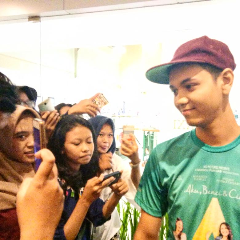 MattNMou's tweet photo. Depok pecah! Berikut wajah penonton film 'A' yang tercyduck ๐ makasih ya untuk yang sudah nonton & datang hari ini ๐ #filmabc #TimDepok https://t.co/0Pp8z7LKIR