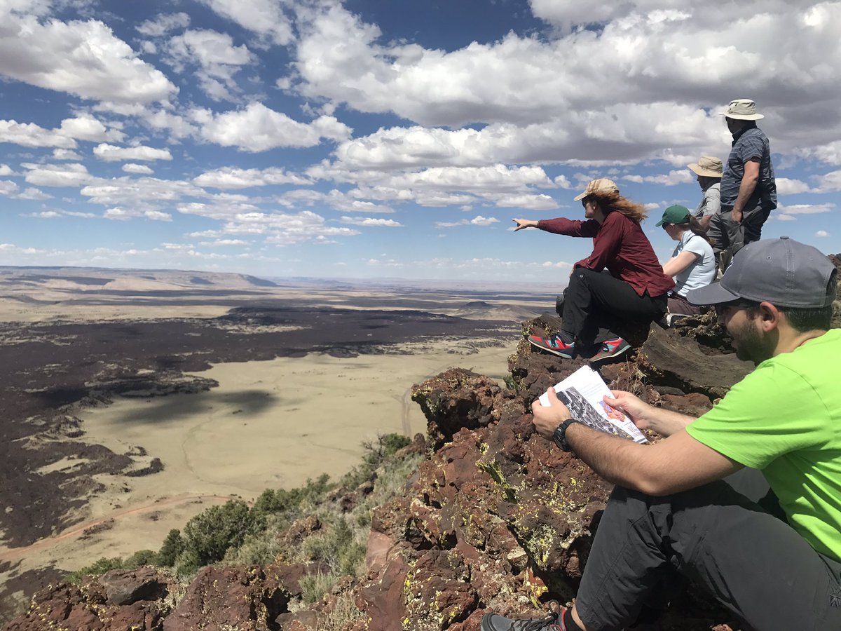 #NERCresearch DisEqm project visits San Francisco volcanic field nr Flagstaff, with Amanda Clarke and <a href="/ramonarrowsmith/">Ramon Arrowsmith</a> from ASU deciphering
