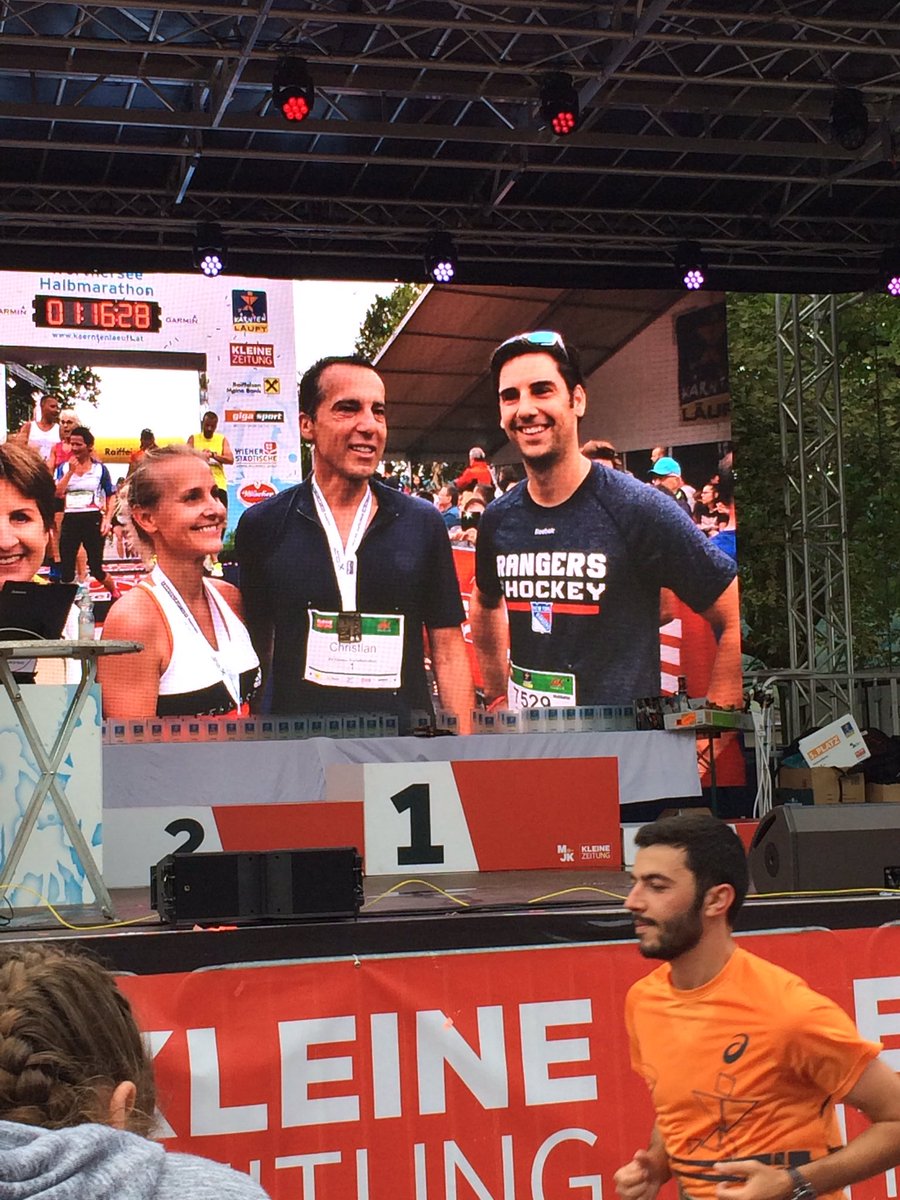 Ein VIP und Herr Kern 👍😂 <a href="/MQuendler/">Martin Quendler</a> <a href="/KernChri/">Christian Kern</a>