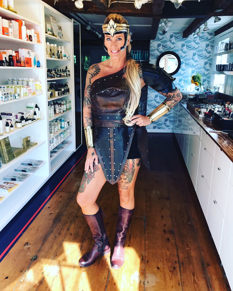KissandMakeupMA's tweet photo. This years carnival costume has to be my favorite #robinwrite #antiope #WonderWoman @RealRobinWright https://t.co/qJ8byyan0M