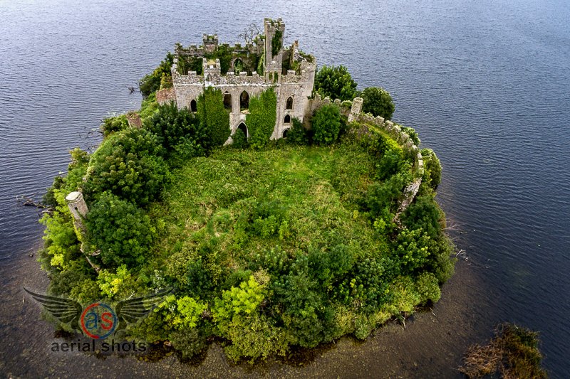 замок на острове