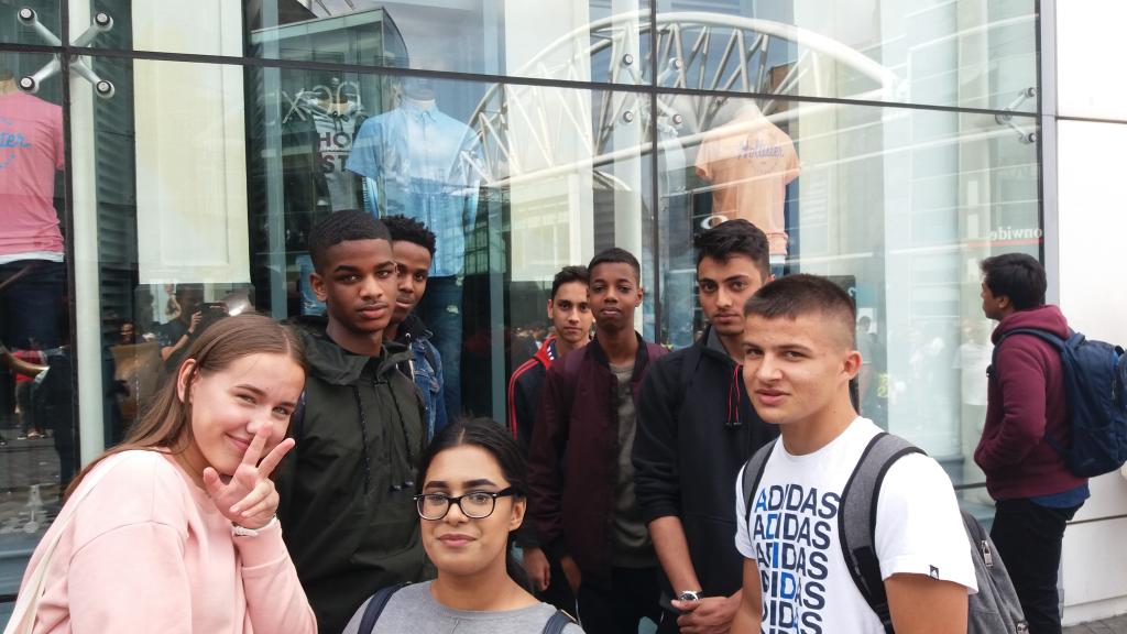 LewisGrinham's tweet photo. Spreading the word about the Clifton Road Youth Centre https://t.co/wE3shBhqQS