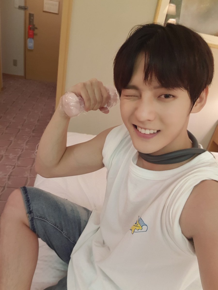 OFFICIALBTOB's tweet photo. [V LIVE CHANNEL+] #비투비 릴레이 방송 - #민혁 이의 도쿄의 밤🌃🌟 달달한 노래부터 일본어 교실, 헬스까지! 대유잼 방송💙🖒(전 하트를 누르며..손가락 운동을 했습니다..😂ㅎ) 다음에 또 만나요~😙 #플리즈_핏자 #비오는날엔_퍼플레인 https://t.co/EXDkYuyt7H