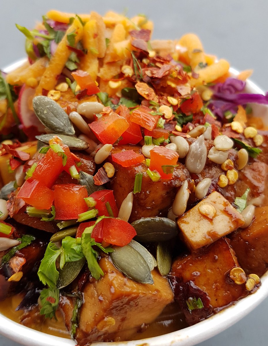 oakleyaddict1's tweet photo. Couldn't resist another little snack. This is Malay Veg noodles in satay sauce with tofu from @eatshredfresh https://t.co/2Y0sTISRdV