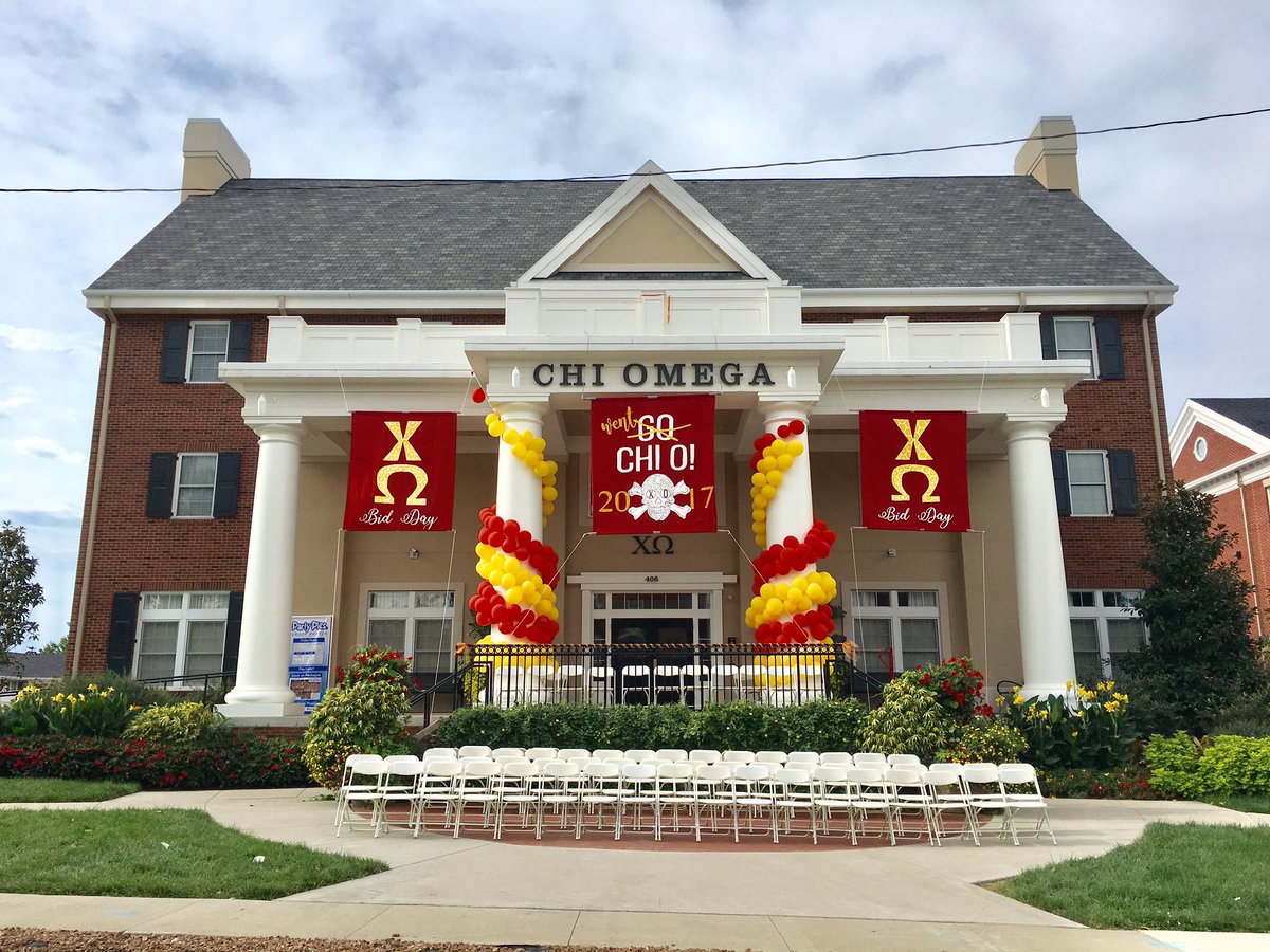 rhoalpha100's tweet photo. Welcome Home @mizzouchiomega new members! You chose the BEST! See ya at "The NEST"! #hoothoot #bidday2017  #chiomega #wentchio ❤️💛🙅🏼🙆🏻😍🦉 https://t.co/Bifz1fp7g0