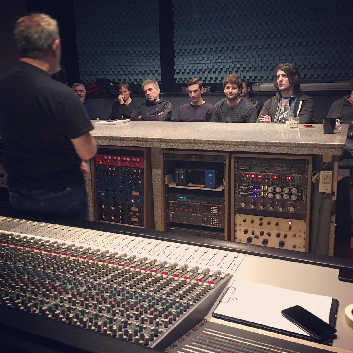 BreuerMario's tweet photo. Arrancamos el tercer día del #Mixingworkshop 
Hoy el desafío es en @ElPieRecording 🎧🎶
#mariobreuer #huellasonora #sonidoorganico https://t.co/9u5l6eDF8S