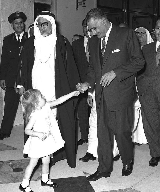 MohamedSeoudi10's tweet photo. الزعيم الراحل جمال عبدالناصر والمغفور له الشيخ علي بن عبدالله بن قاسم ال ثاني خلال مراسم وداعه في مطار القاهرة الدولي ٢٨ / ٣ / ١٩٦٥ . https://t.co/3d99Run7U0