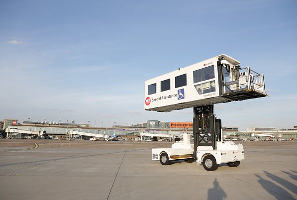 special_assist's tweet photo. Neuer #Hublifter für Passagiere am #FlughafenBremen. #Ambulift für #Rollstuhlfahrer . #Barrierefreiheit

https://t.co/TIHQi9rL8s https://t.co/wgmfHOxWNk