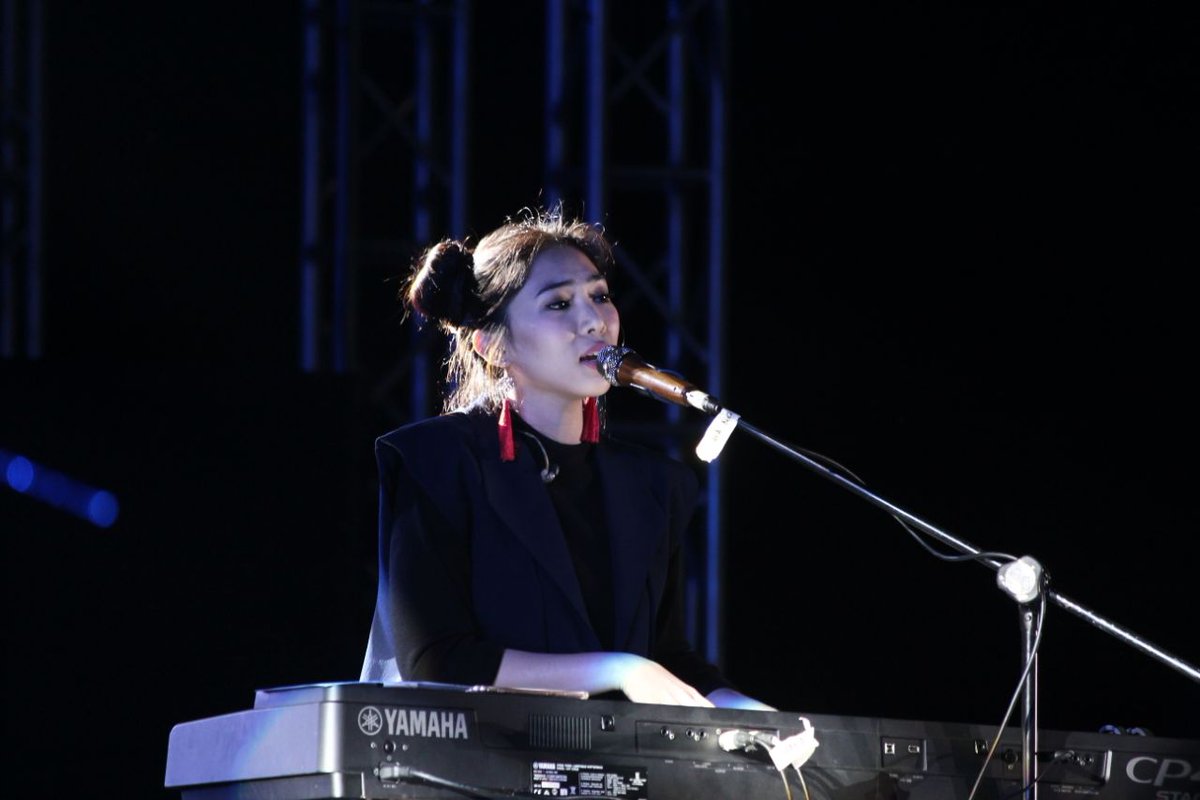 PrambananJazz's tweet photo. [LIVE] .@isyanasarasvati saat ini tengah tampil di #IndihomeStage Special Show #IndiHomePrambananJazz2017 https://t.co/okTVxqcfgt