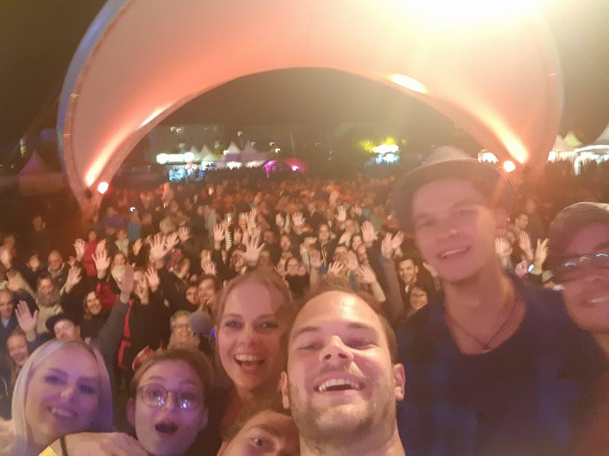 VonaBunt's tweet photo. War das Hammer oder war das geil? #flammendesterne #ostfildern #feuerwerk #volleshaus #wahnsinnsgig #6hlive #frierendefinger #warmumsherz https://t.co/ihBLROItEq