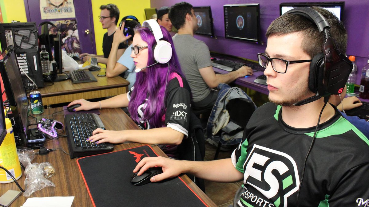 FrontSide_GG's tweet image. Here are a few pics from our LAN yesterday! We will post more later today! #FSeS