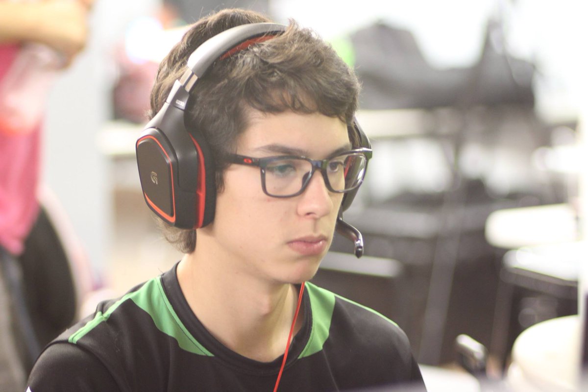 FrontSide_GG's tweet image. Here are a few pics from our LAN yesterday! We will post more later today! #FSeS