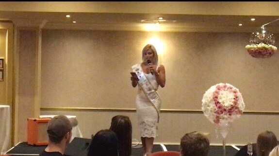 Mrs_GG1's tweet photo. @ChantelBlignaut #TammyTaylorMrsSA finalist brilliant talent Honour speak #CANSA #TammyTaylorMrsSA #firewalk4CANSA #MrsSACharity2017 https://t.co/AukyLsKchN