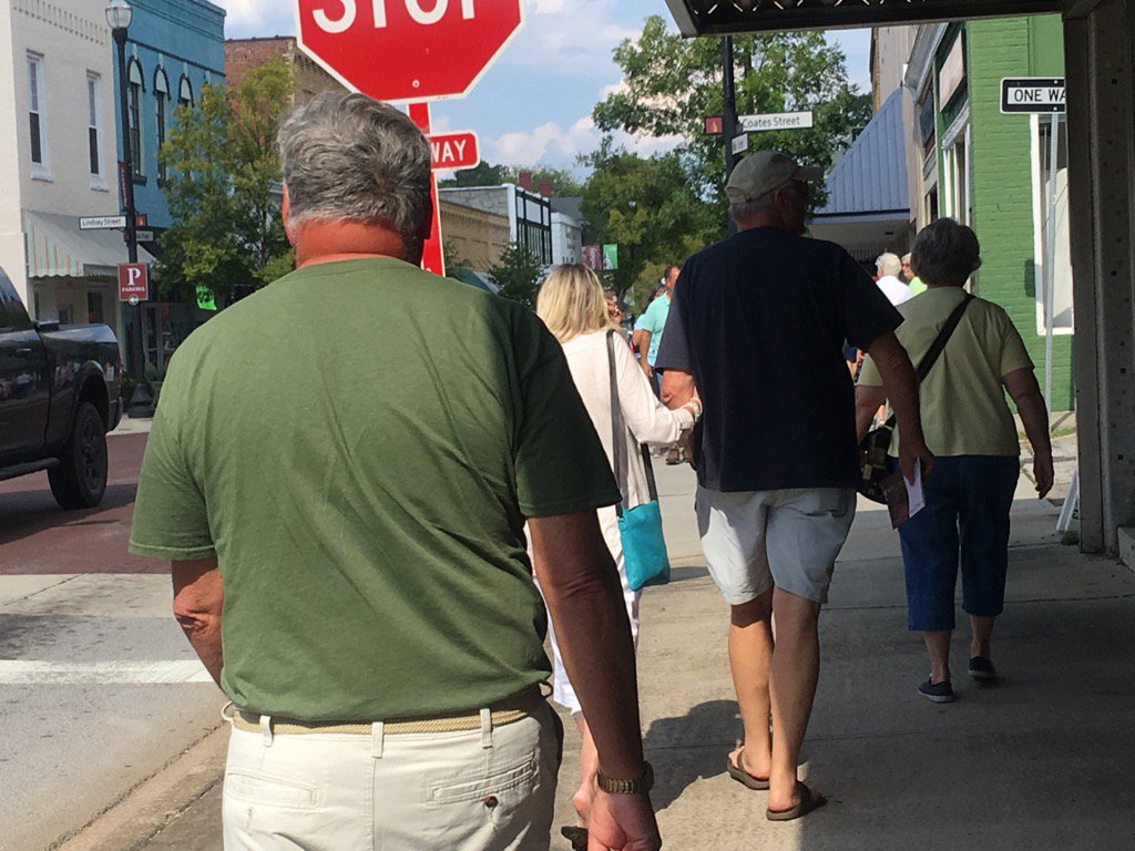 MikeDeSumma's tweet photo. It's a busy day on Main St in #Newberry as many visitors are in town for #EclipseWeekend @wis10 https://t.co/ECiIzqr9tO
