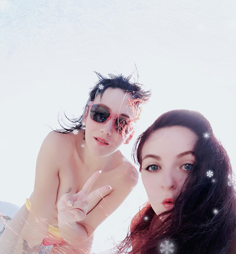 VegaNya's tweet photo. Estado en #Almería de vacas 3 días FANTÁSTICOS! #playa #autocensura #chicaswapas #vacaciones #verano #veganya #decalas #jamonas https://t.co/JWeRwqeGbI