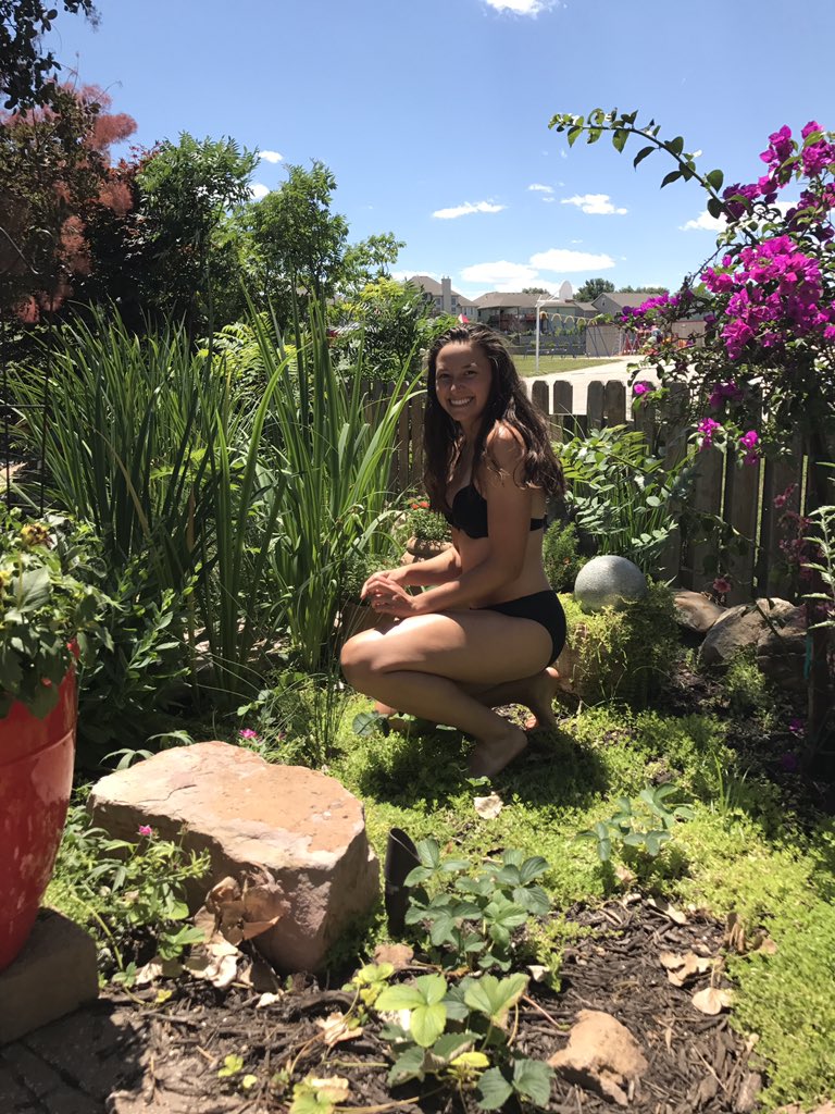 abbyliesman's tweet photo. ITS MY BEST FRIENDS BIRTHDAY AND SHES WONDERFUL AND AMAZING AND I LOVE HER SO GO WISH HER A HAPPY BIRTHDAY https://t.co/Aanb38wn87