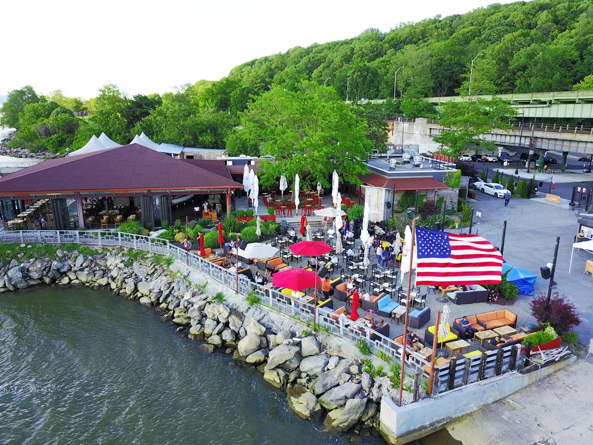 Where else would you want to spend your Sunday? 🌊⛱
#summer #summervibes #views #nyc #nycprimeshot #nycphotography #sundayfunday #sundaze