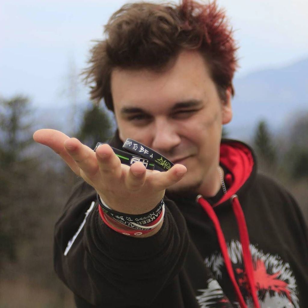 RealGeekShop's tweet photo. Máš aspoň jeden z Atiho náramků? Který?
#realgeek #atishow #ati #naramek #atimerch #fanatik Photo by @kler.cimplo… https://t.co/64947Ny8Rh https://t.co/wzafKWxuHt
