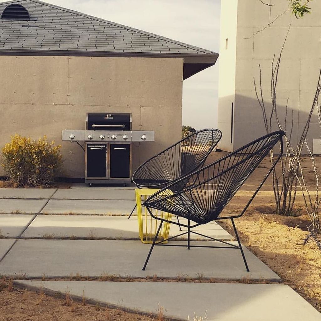 This patio is one of my favorite places. Geometry. Views. Style. This space was a dog kennel when we found it. Maj… ift.tt/2uUQGFY