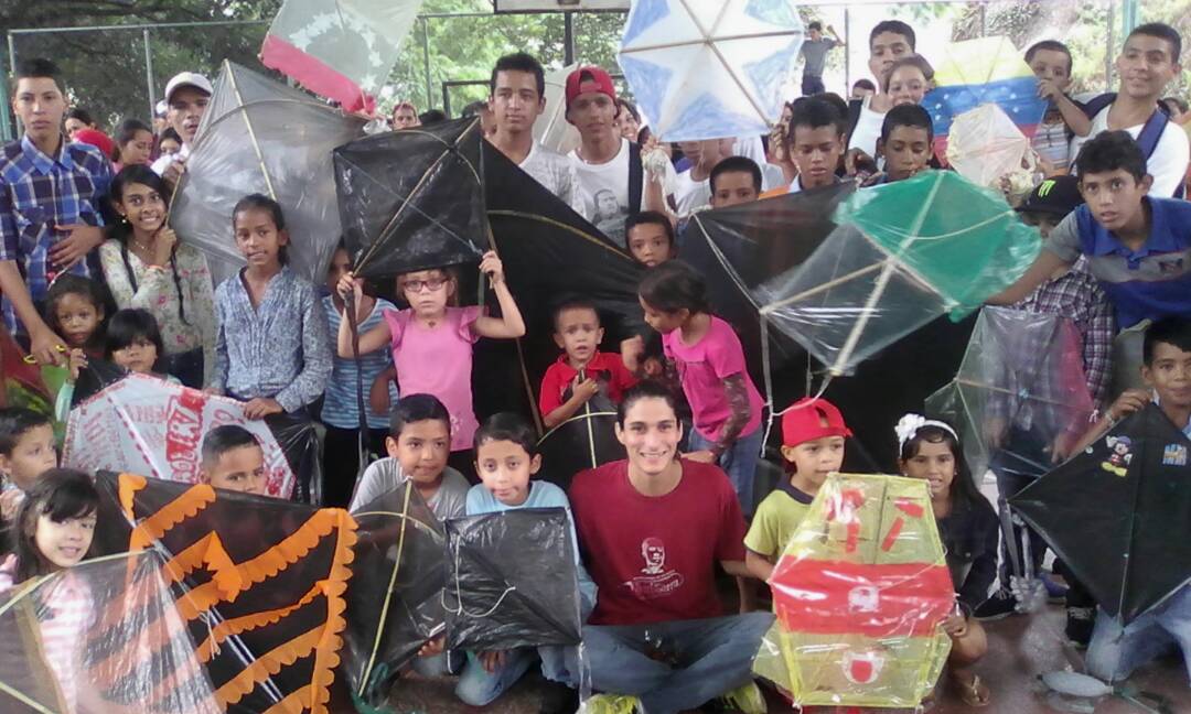 roberts91391049's tweet photo. NUESTROS SEMILLEROS DE LA PATRIA EN SU #FestivalDelPapagayoTrujillo .ALEGRIA DESVORDANTE POR LA #PAZ .JUVENTUD DE ORO REVOLUCIONARIA .... https://t.co/KrA3V6uSUF