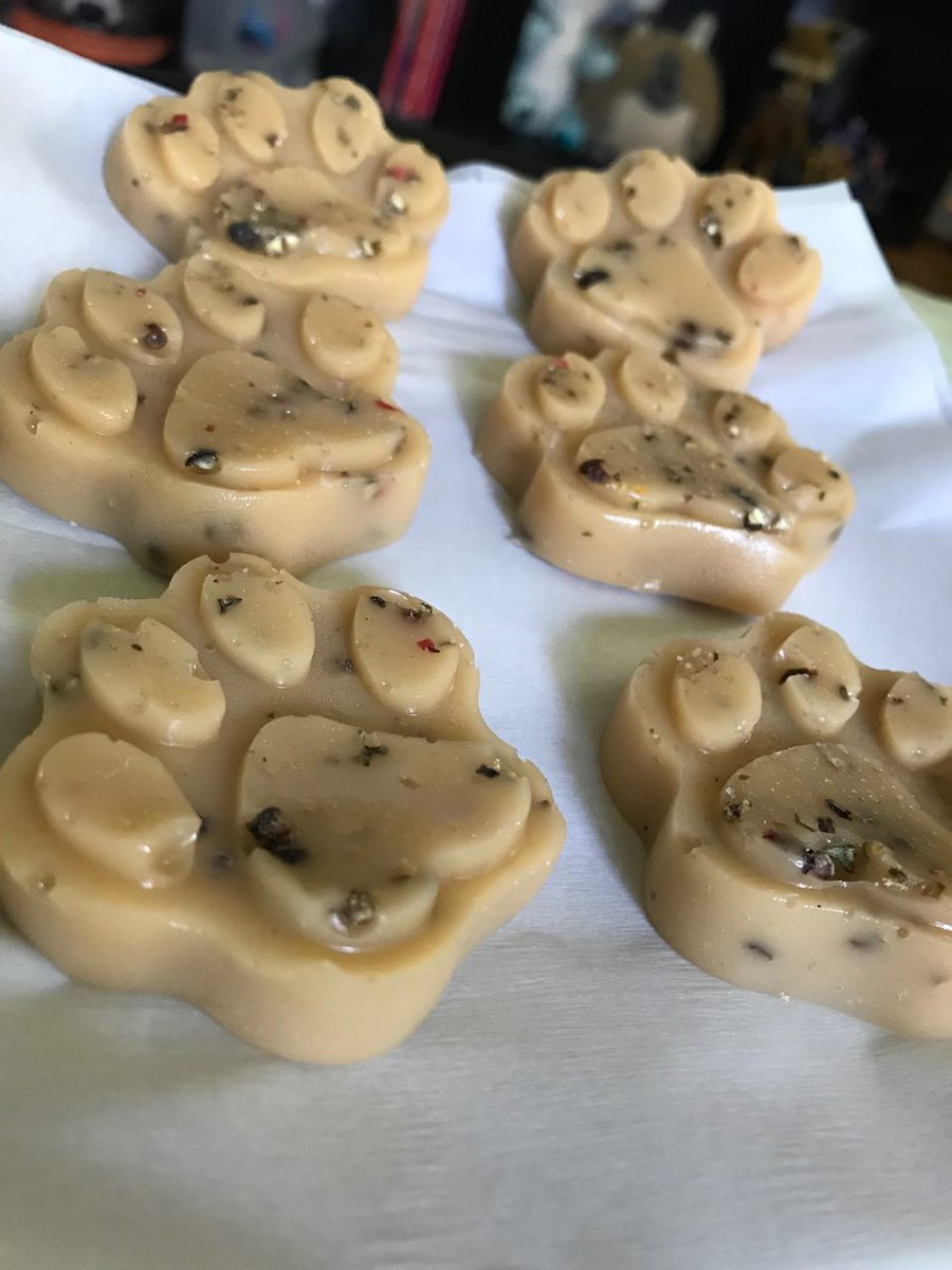 DingraxD's tweet photo. Sea salt and mixed peppercorn caramel paws. I liked it, but @mintymiotas has a different opinion ;p #imaginarykitchen https://t.co/eFkcDkGknA