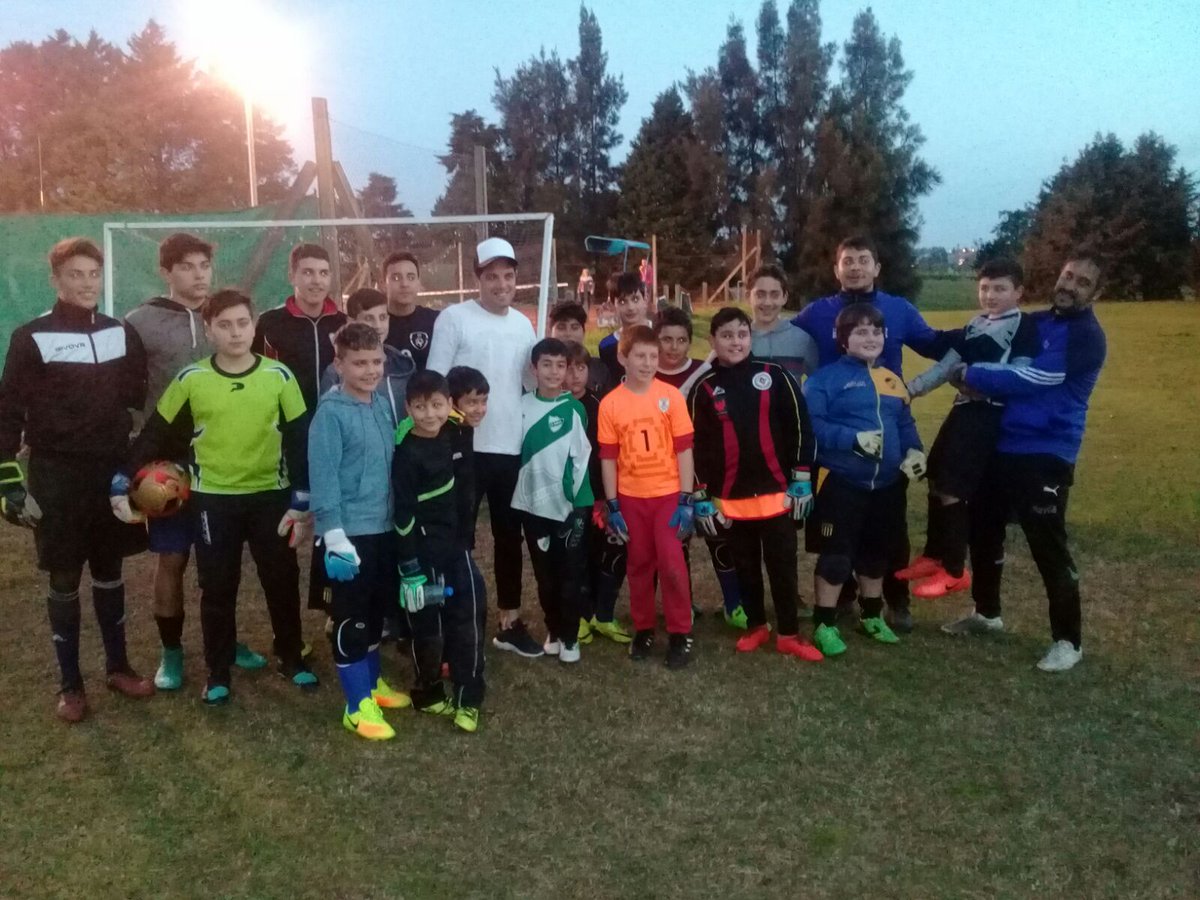LeonelPintos6's tweet photo. Feliz dia del Niño les deseamos desde  nuestra escuela  entrenamiento especifico de arqueros. https://t.co/ttgGwz94NS