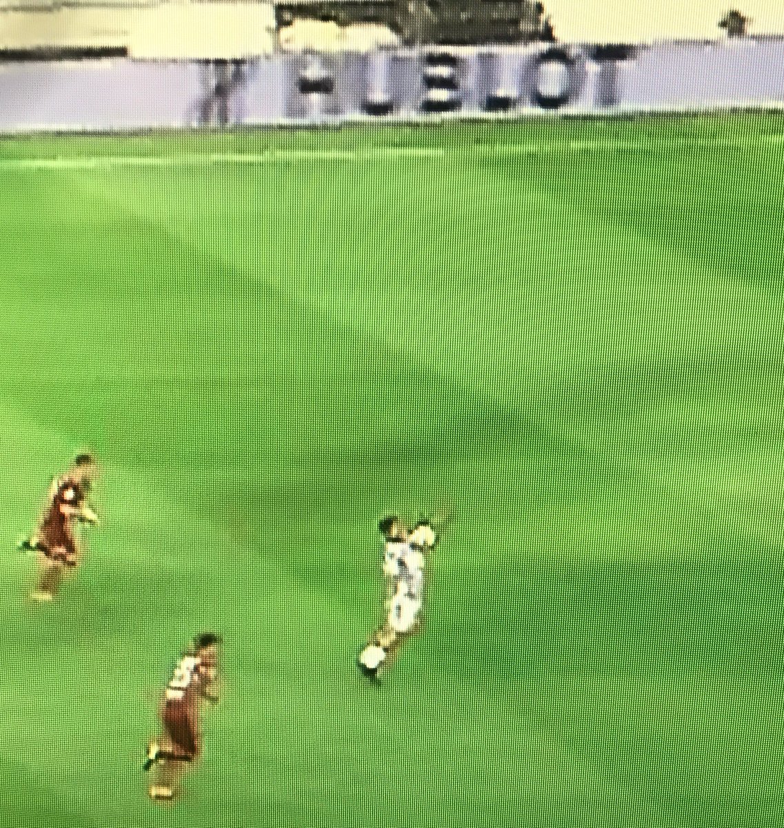 pisto_gol's tweet photo. Scopri le differenze 1/2/3/4 1.posizione del braccio dx 
2.posizione delle gambe 
3.colore del cartellone pubblicitario=bufale e tarocchi https://t.co/C0syWnM6et