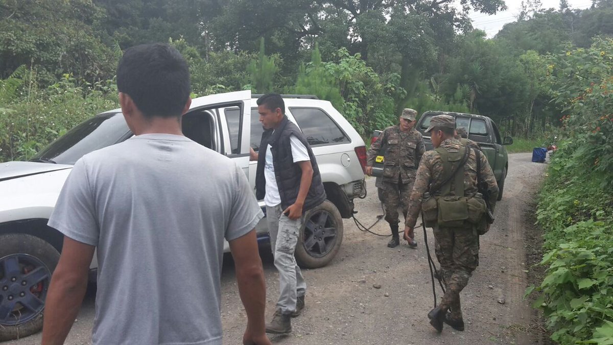 noticias10gt's tweet photo. Erick Barrondo, volcó en su vehículo cuando se conducía carretera de San Cristobal Quiché, sale ileso del accidente https://t.co/FNvYIZx3Ju
