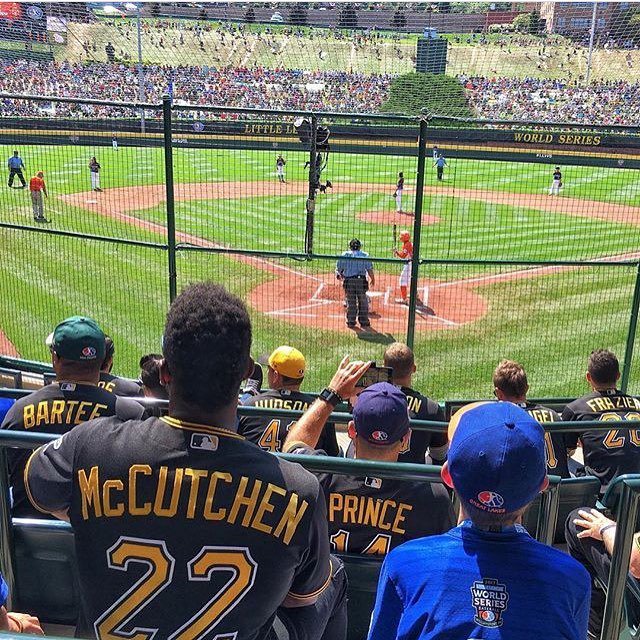 Cuando tu ídolo te está viendo de cerca, emoción indescriptible. Los Pirates ven la acción de la #LLWSxESPN ⚾️👦🏻.