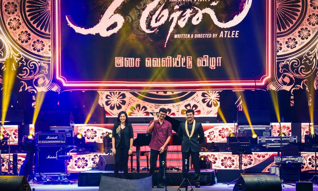 vmitrk's tweet photo. Yes! That's the man of the masses! @actorvijay on stage!
#MersalMusicLive #Mersal https://t.co/pbLVxpaxLG
