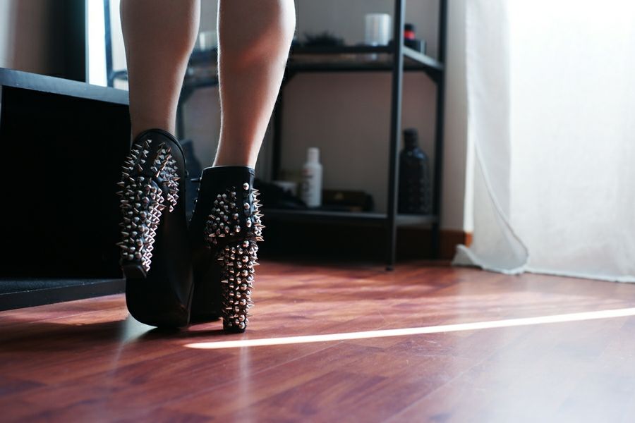 arazatah's tweet photo. Wearing my beloved #jeffreycampbell, gift of a faithful slave. #domina #mistress #sooninlondon #bdsmlifestyle https://t.co/rzbAAXTfeH