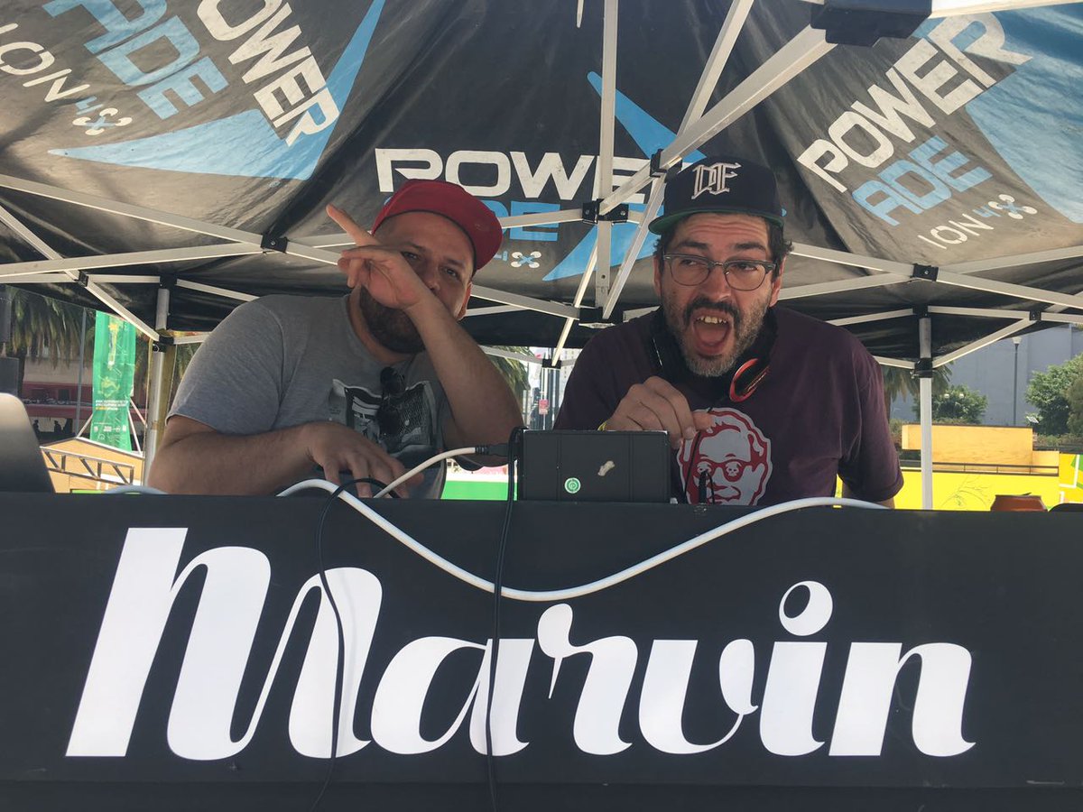 RevistaMarvin's tweet photo. .@uili y @AlanAnayaMX poniéndole toda la onda a este Verano Urbano en Monumento a la Revolución
¡Jálense!
🇲🇽📀🏄🏾
#MarvinInvasion https://t.co/g7YUf3TiLu
