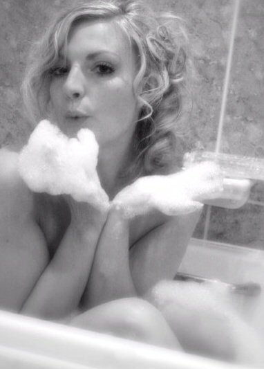 stilettoelady's tweet photo. Anyone want to scrub my back hehe #bathtime #bath #bubbles #bubblebath #backscrub #naughtybutnice https://t.co/nX2NUfWTN7