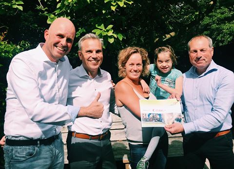 Fantastische cheque ontvangen van de PIM Foundation voor onze deelname aan de Stelvio Challenge, €11.000 !