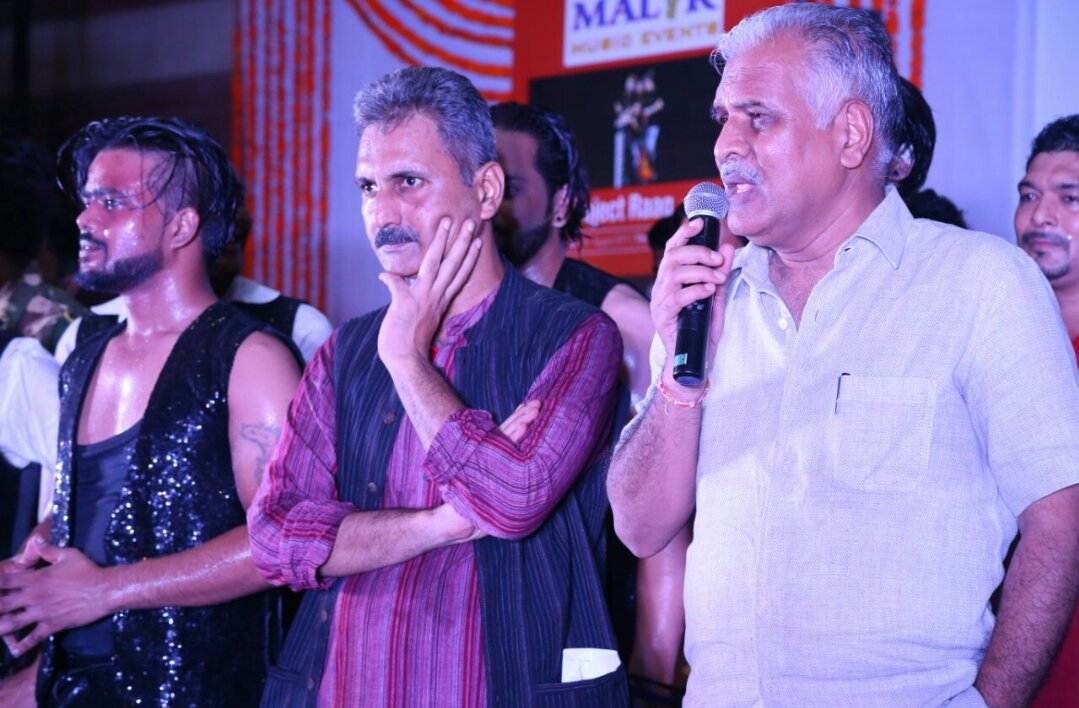 DelhiTimesTweet's tweet image. #Tihar inmates give their 1st ever public performance with a play directed by #PeepliLive director Mahmood Farooqui @anusharizvi