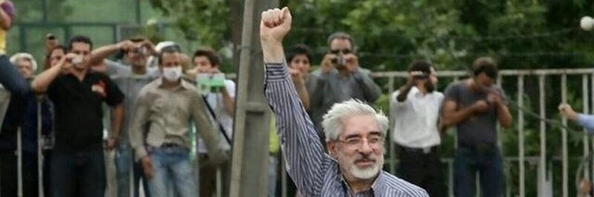 sadeghiyazdan's tweet photo. بر رخسار هر خورشيدي
بي لبخندت ابري امد
بي تو در من سروي خم شد
در چشمانم #حصر ي امد
اي روياي بي تكرارم
شعر تلخي در سر دارم
#میرحسین https://t.co/0XCqELfPxP