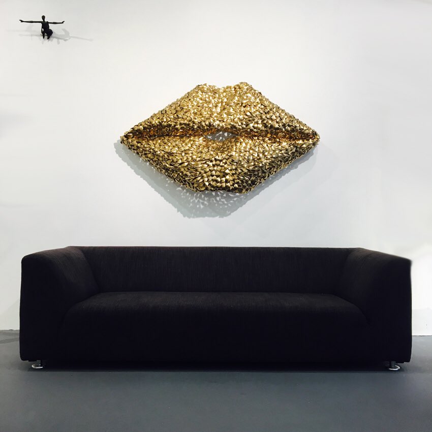 zeven_zomers's tweet photo. #goldenlips #Recycle 3D #wandobject hoogglans #goud #waxinecups op gaas @SculptorMo https://t.co/SeXUbk2mTt https://t.co/NLY59BtpI5