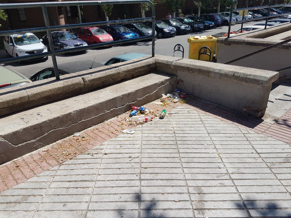 gmpsoesblascani's tweet photo. Seguimos igualo peor.  Marta limpia el barrio. https://t.co/TV7RkHwKp6