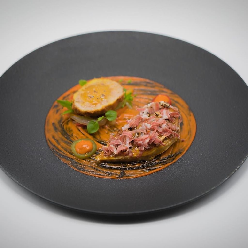 Spit Roasted Guinea Hen “Basquaise”, Stewed peppers, wild rice, creeping Jenny and Cinco Jotas Jabugo Ham. @leroux… ift.tt/2xfXZVF