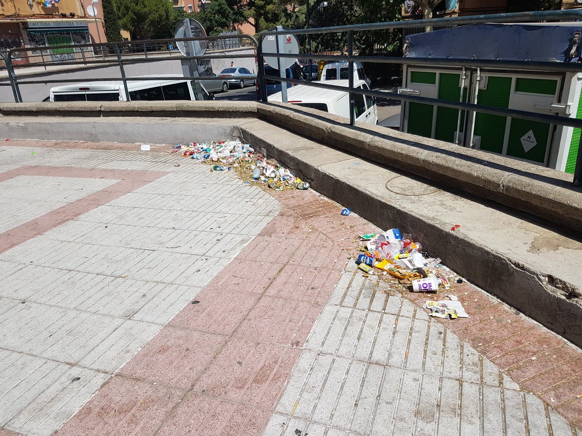 gmpsoesblascani's tweet photo. Seguimos igualo peor.  Marta limpia el barrio. https://t.co/TV7RkHwKp6