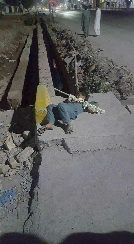 SyedaUroosa3's tweet photo. وہ سب معصوم سے چہرے تلاشِ رزق میں گُم ہیں..
جنہیں تتلی پکڑنی تھی،جنہیں نرم  بستر پر ہونا تھا.. https://t.co/oskFnGyyEa